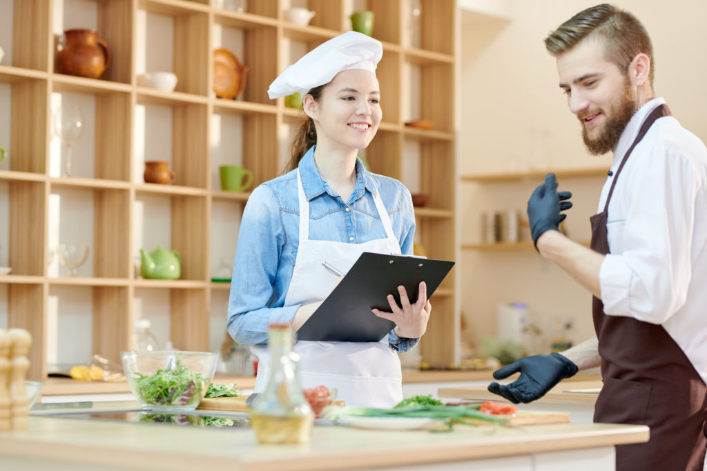 employé de cuisine en formation