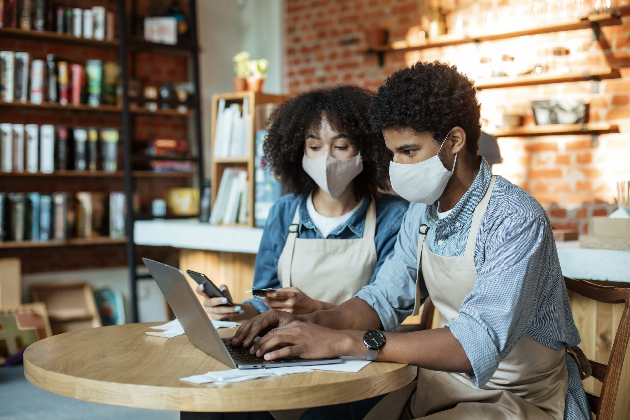 les propriétaires du restaurant font leur comptabilité