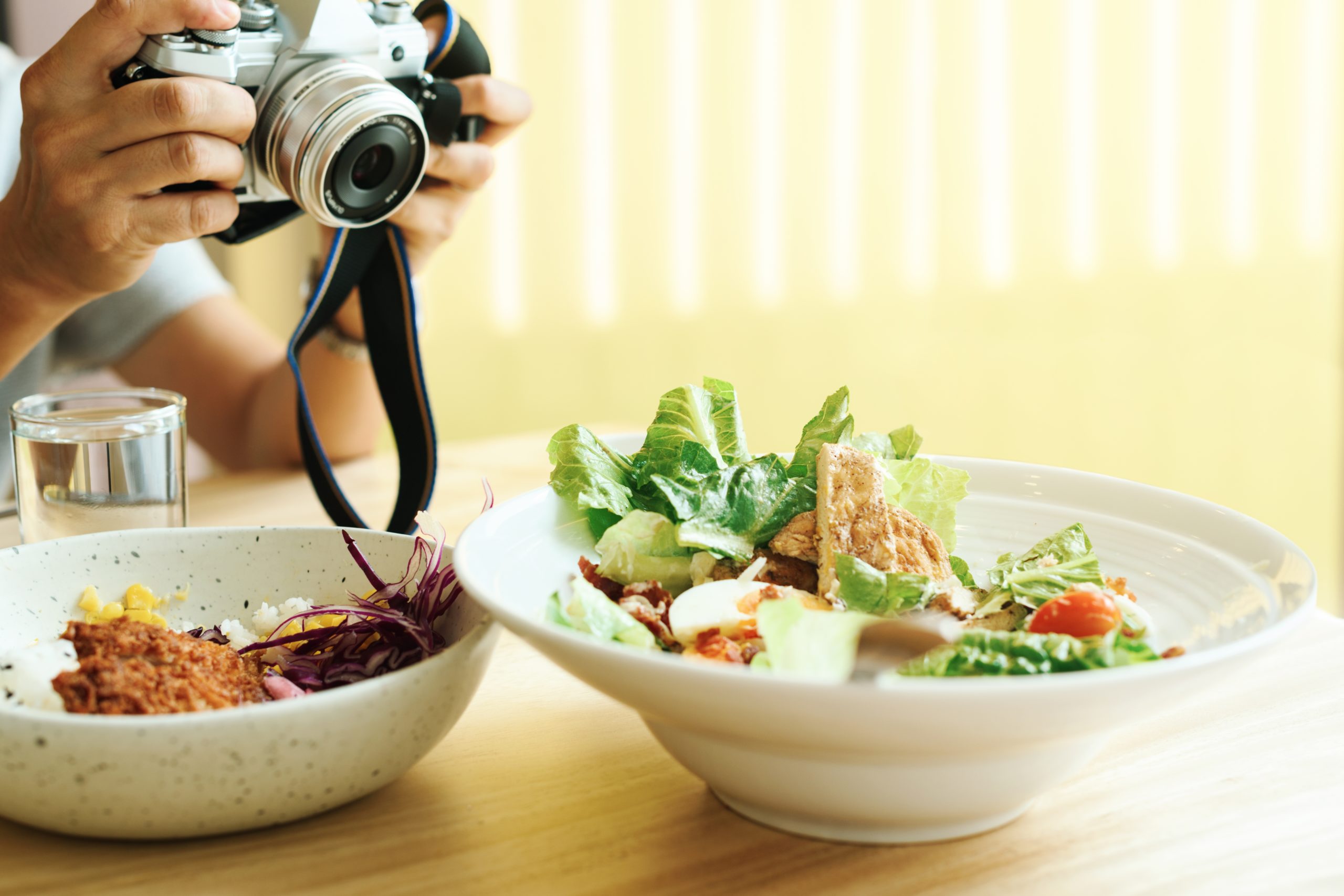 photographe et videaste dans un restaurant